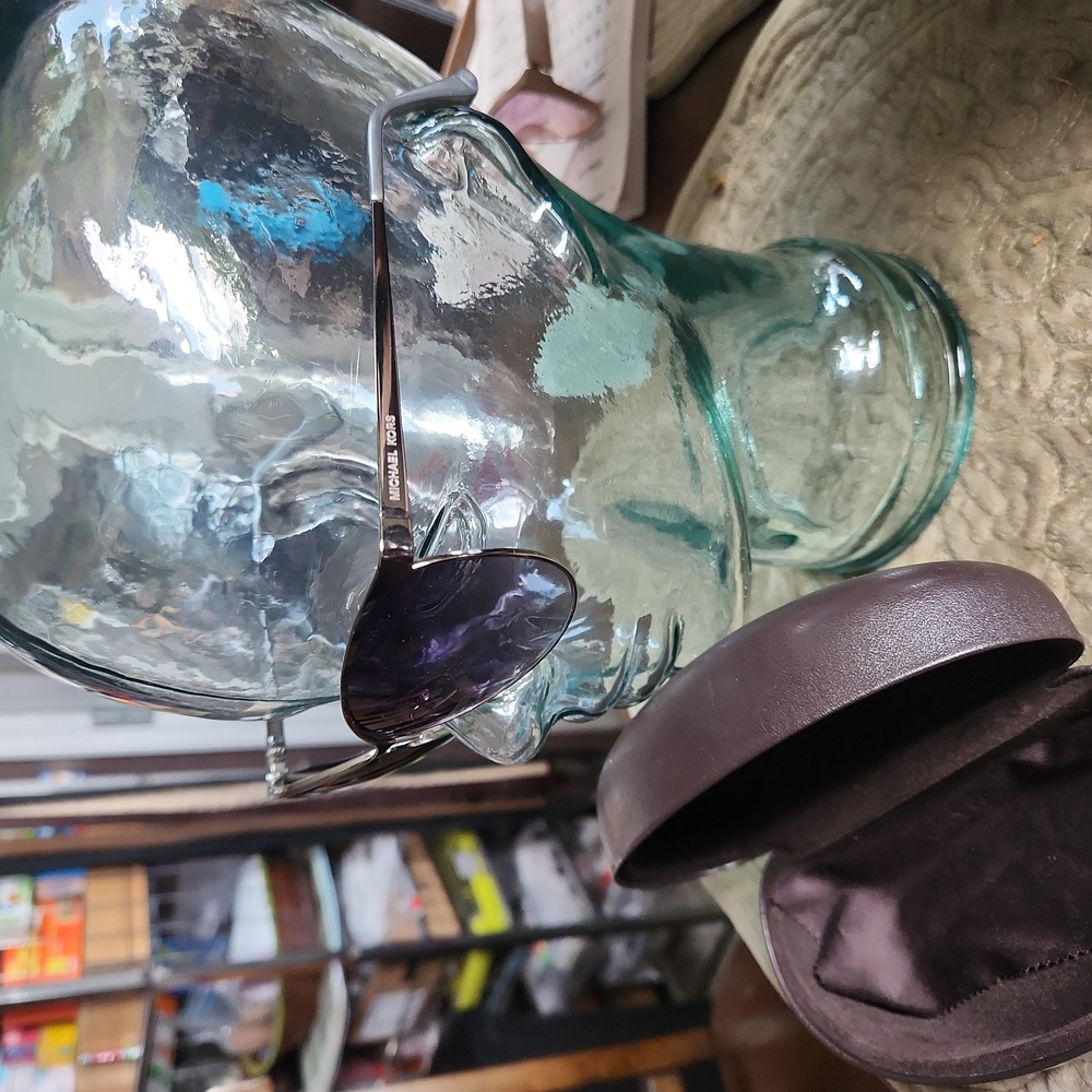 Michael Kors sunglasses gently used.  Like new - Picture 3 of 12